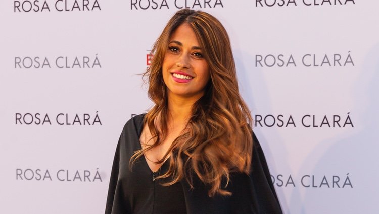 Antonella Roccuzzo durante el desfile de Rosa Clará