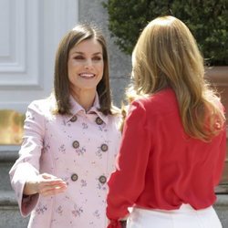 La Reina Letizia recibe con mucho cariño a Angélica Rivera en La Zarzuela