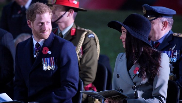 El Príncipe Harry y Meghan Markle se dedican una tierna mirada en el Anzac Day 2018