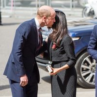 El Príncipe Guillermo besa a Meghan Markle en el ANZAC Day 2018