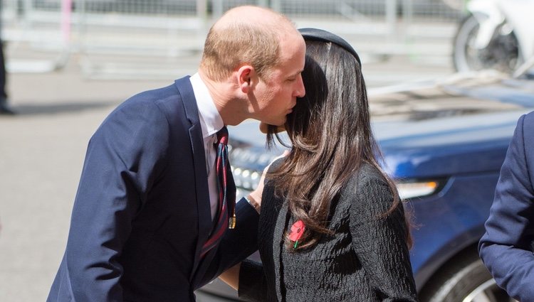 El Príncipe Guillermo besa a Meghan Markle en el ANZAC Day 2018