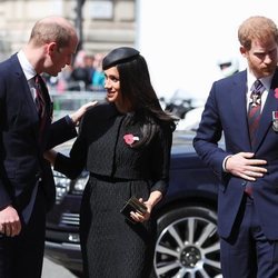 El Príncipe Guillermo, muy cariñoso con Meghan Markle junto al Príncipe Harry