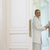 Cristina Cifuentes saliendo de la sala en la que ha anunciado su dimisión