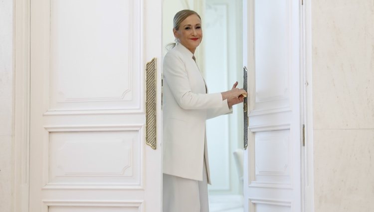 Cristina Cifuentes saliendo de la sala en la que ha anunciado su dimisión