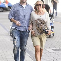 Mayte Zaldívar, muy sonriente en el aeropuerto tras 'Supervivientes 2018'