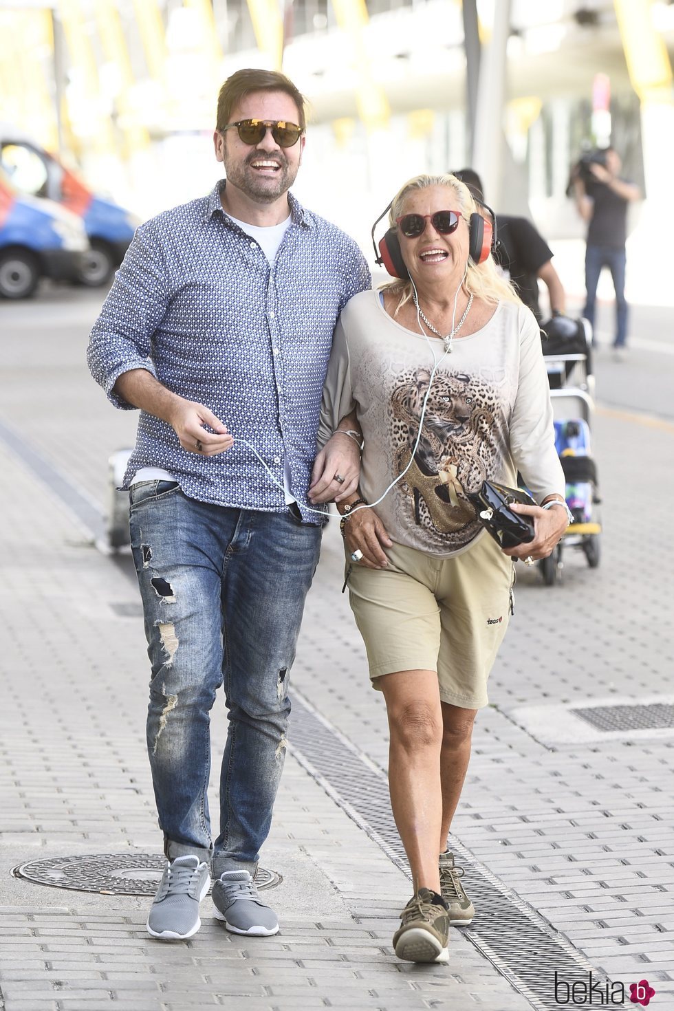 Mayte Zaldívar, muy sonriente en el aeropuerto tras 'Supervivientes 2018'