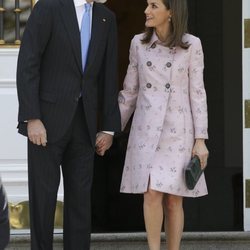 Los Reyes Felipe y Letizia, sonrientes y cogidos de la mano en La Zarzuela