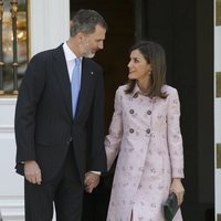 Los Reyes Felipe y Letizia, sonrientes y cogidos de la mano en La Zarzuela