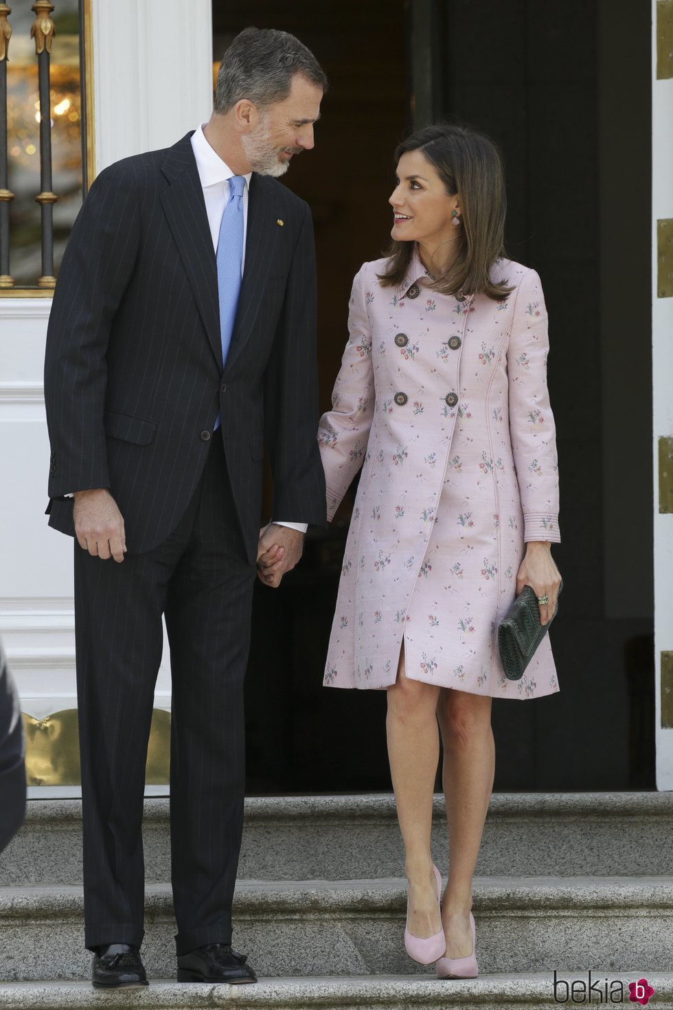 Los Reyes Felipe y Letizia, sonrientes y cogidos de la mano en La Zarzuela