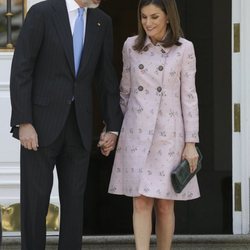 Los Reyes Felipe y Letizia, muy enamorados en La Zarzuela