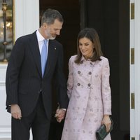 Los Reyes Felipe y Letizia, muy enamorados en La Zarzuela