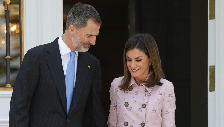 Los Reyes Felipe y Letizia, muy enamorados en La Zarzuela