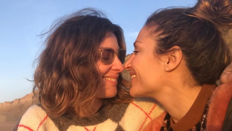 Sandra Barneda y Nagore Robles se miran y sonríen