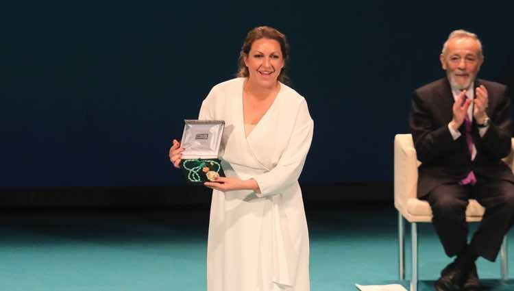 Niña Pastori recogiendo la Medalla de Andalucía 2018