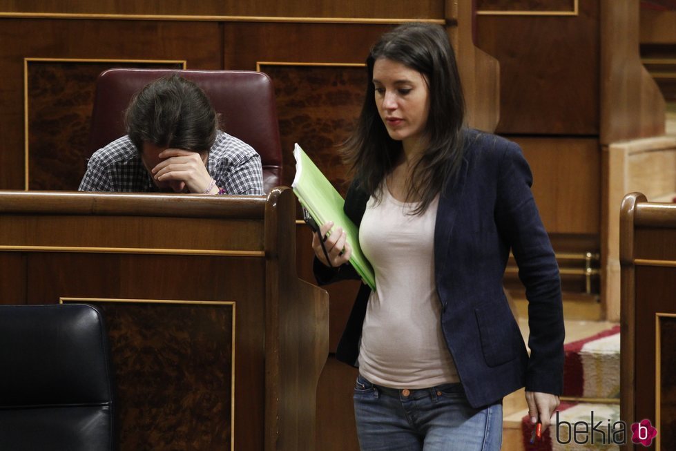 Irene Montero presume de barriguita de mellizos por primera vez en el Congreso