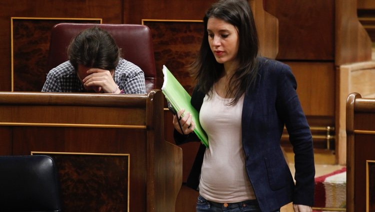 Irene Montero presume de barriguita de mellizos por primera vez en el Congreso