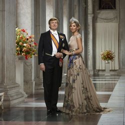 Guillermo Alejandro y Máxima de Holanda posan como Reyes de Países Bajos