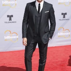 Miguel Ángel Silvestre en la alfombra roja de los Premios Billboard de la Música Latina de 2018