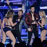 Sebastián Yatra y David Bisbal actuando en los Premios Billboard de la Música Latina de 2018