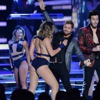 Sebastián Yatra y David Bisbal actuando en los Premios Billboard de la Música Latina de 2018