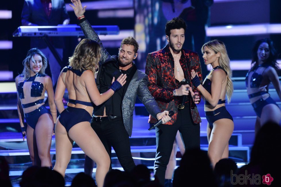 Sebastián Yatra y David Bisbal actuando en los Premios Billboard de la Música Latina de 2018