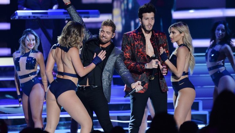 Sebastián Yatra y David Bisbal actuando en los Premios Billboard de la Música Latina de 2018