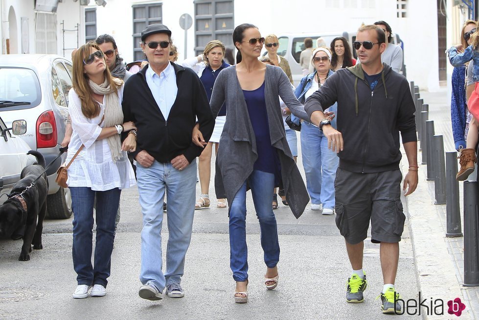 Antonio Morales 'Junior' junto a sus hijos Carmen, Antonio y Shaila Morales paseando por Ibiza