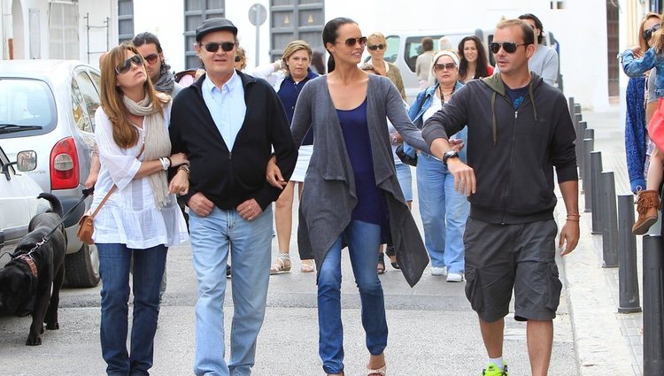 Antonio Morales 'Junior' junto a sus hijos Carmen, Antonio y Shaila Morales paseando por Ibiza