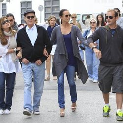 Antonio Morales 'Junior' junto a sus hijos Carmen, Antonio y Shaila Morales paseando por Ibiza