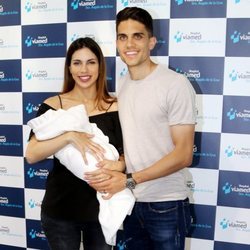 Melissa Jiménez y Marc Bartra en las puertas del hospital con su hija Abril