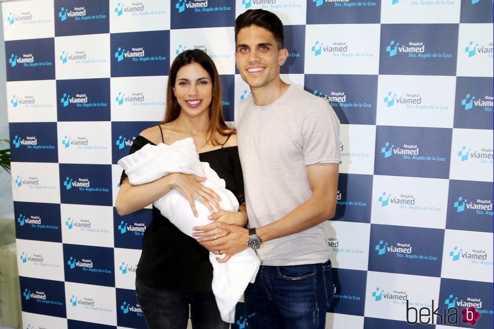 Melissa Jiménez y Marc Bartra en las puertas del hospital con su hija Abril