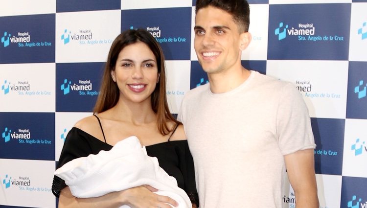 Melissa Jiménez y Marc Bartra con su hija Abril en las puertas del hospital