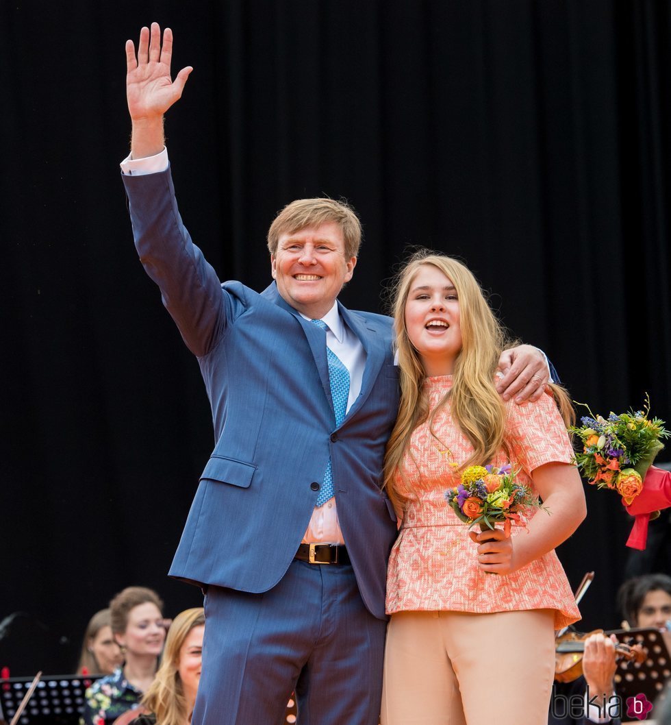 El Rey Guillermo de Holanda con su hija la Princesa Amalia