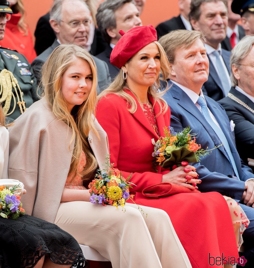 Los Reyes de Holanda junto a su hija, la Princesa Amalia