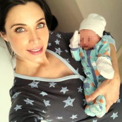 Pilar Rubio junto a su hijo Álex recién nacido