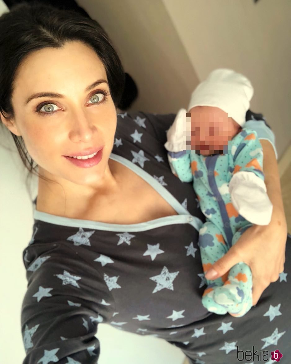 Pilar Rubio junto a su hijo Álex recién nacido