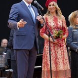 Los Reyes Guillermo y Máxima de Holanda durante un discurso