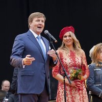 Los Reyes Guillermo y Máxima de Holanda durante un discurso