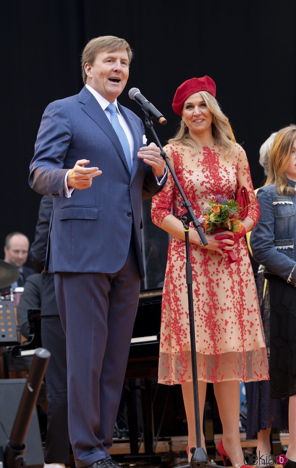 Los Reyes Guillermo y Máxima de Holanda durante un discurso