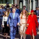 Los Reyes de Holanda paseando junto a sus tres hijas