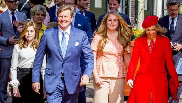 Los Reyes de Holanda paseando junto a sus tres hijas