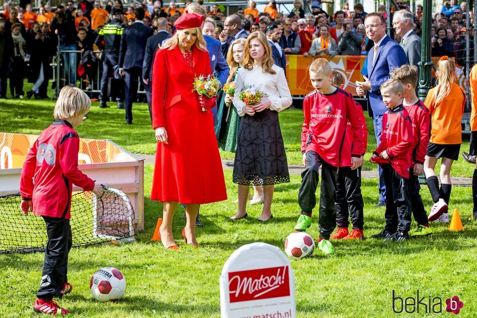 La Reina Máxima de Holanda junto a sus hijas presenciando un acto deportivo