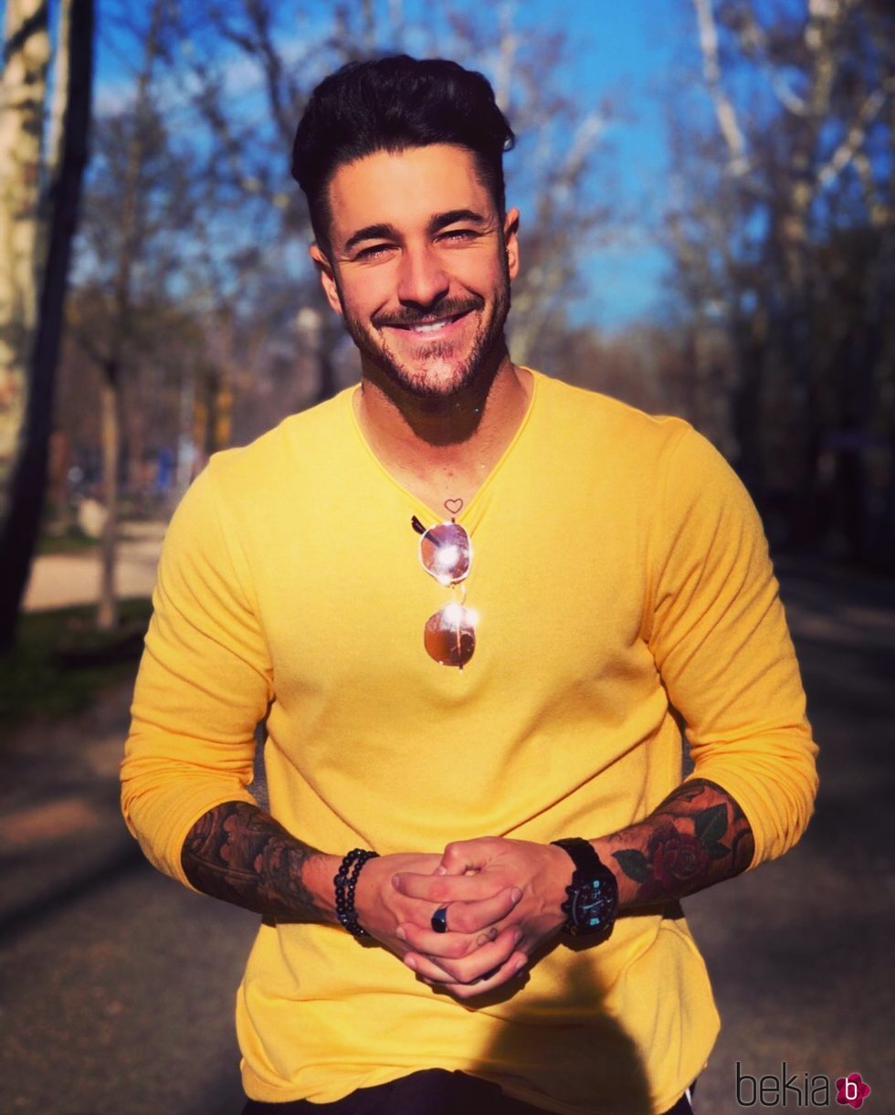 Hugo Paz, muy sonriente con jersey amarillo