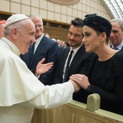 Katy Perry y Orlando Bloom junto al Papa Francisco I en el Vaticano