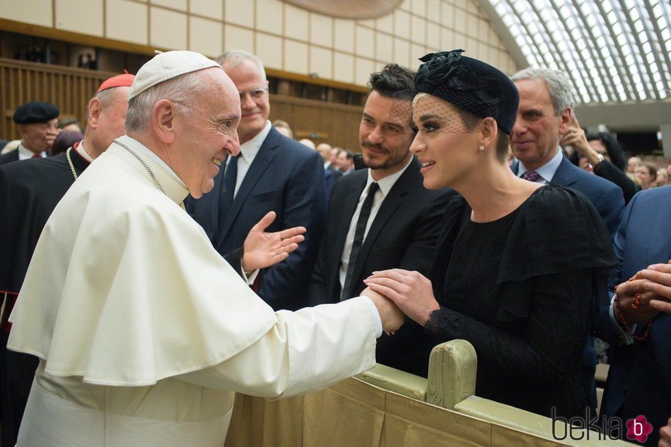 Katy Perry y Orlando Bloom junto al Papa Francisco I en el Vaticano