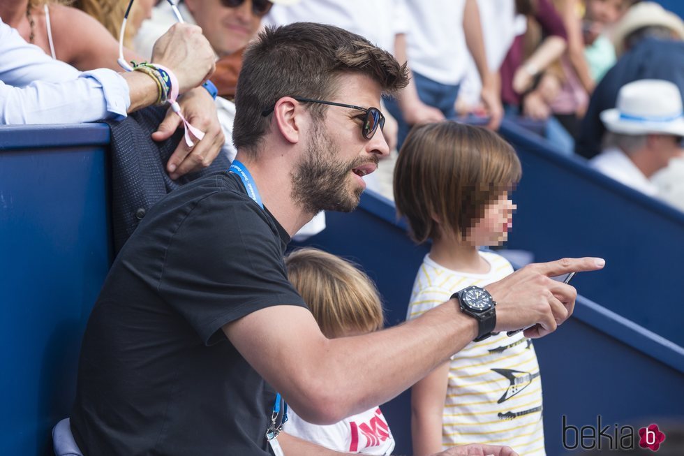 Piqué con sus hijos en torneo de tenis Barcelona Open Banc Sabadell