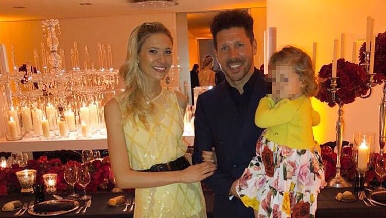 Diego Simeone, Carla Pereyra y la pequeña Francesca en el 48 cumpleaños del seleccionador