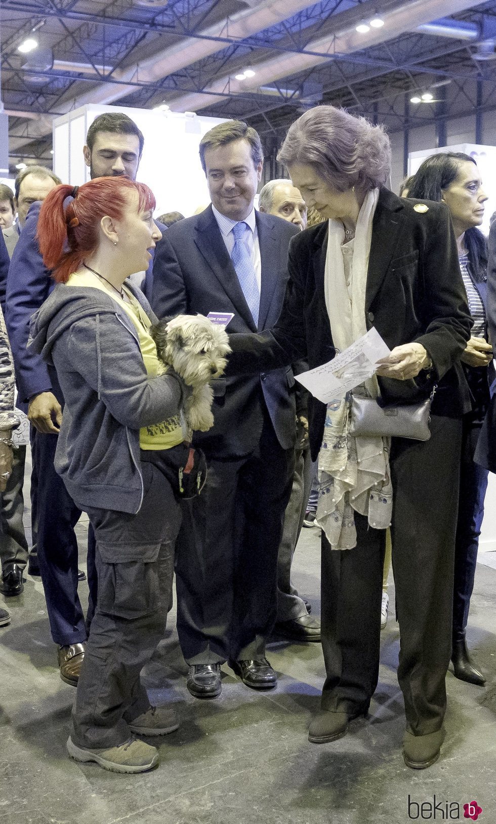 La Reina Sofía acaricia a un perro en la feria 100x100 Mascota