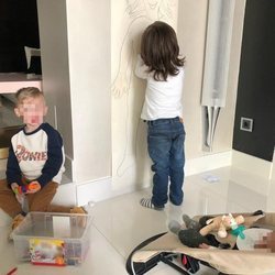 Sergio Ramos y Marco Ramos divirtiéndose pintando en casa