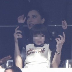 Pilar Rubio con su hijo Sergio Ramos en un partido de fútbol del Santiago Bernabéu